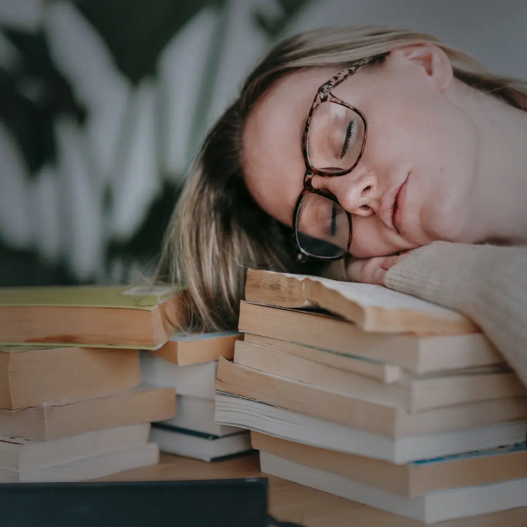 lady_sleepingonbooks